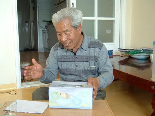 장구 대신 빈 손이나 휴지 상자로 가끔 연습한다고 한다. 